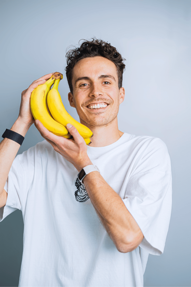 Gydo - profile - Full body - bananas